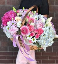Композиция солнечный день в Тёсово-Нетыльском Цветочная композиция из Розы, Хризантемы, Пионы и Лизиантусы в корзине в Тёсово-Нетыльском